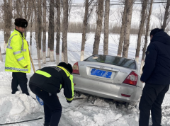  风雪护路显担当 多方合力解民忧——新源执法大队成功救援G218线边坡受困车辆
