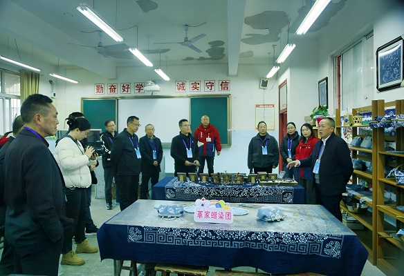 黄平县政协主席杨冰（右一）率领政协委员在新州一小社团作坊视察.jpg