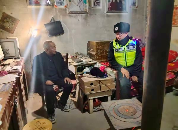 12181766054100432310.jpg 沙雅镇派出所民警走进辖区居民家中,与老人面对面交流,仔细查看燃煤取暖设备使用情况,现场讲解一氧化碳中毒预防知识,叮嘱老人注意冬季取暖安全.jpg