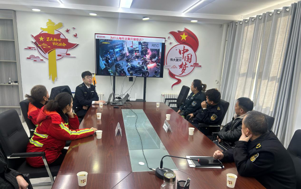 12191766145791778697.png 图二:消防讲师讲解火灾逃生等常识.png