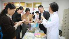 病房里的冬至：热气腾腾的饺子 暖意融融的关怀