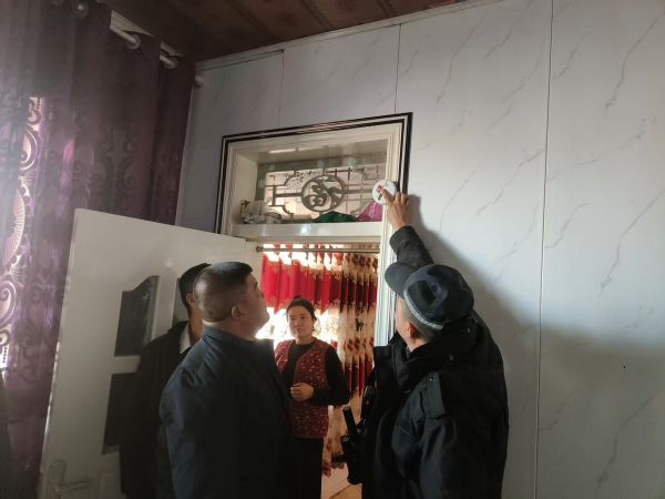 12221766398886830633.jpg 民警调试群众家中的烟感报警器,为户主讲解设备的使用注意事项。杨宇豪摄.jpg
