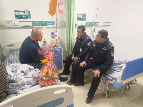 病房内，教导员详细询问民警病情及治疗进展，转达党委与同事的关心，叮嘱其安心休养，并送上慰问品。杨宇豪摄.jpg