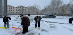 闻雪而动齐上阵 扫雪除冰保畅通—五团综治中心全力开展扫雪除冰工作