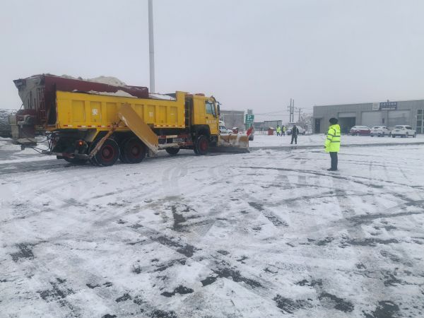 阿克苏执法支队执法人员联合养护部门对G3012线服务区进行除雪作业.jpg