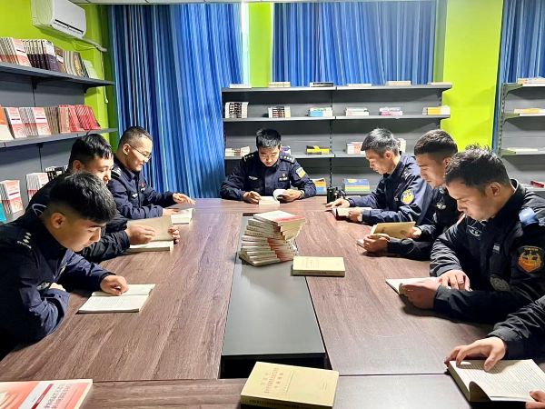 12291767002153924703.jpg 沙雅特警在“书香砺剑”主题读书分享会上认真研读经典书目,边读边记录心得,在书香中淬炼忠诚警魂、汲取奋进力量.jpg