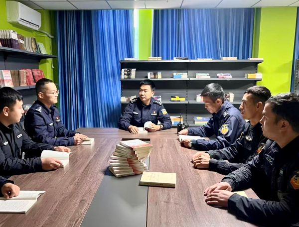 12291767002159773677.jpg 沙雅县公安局特警大队党支部“书香砺剑”主题读书分享会现场,民辅警们围坐在一起,结合书目内容与岗位实践交流学习感悟.jpg