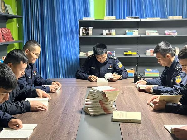 特警大队党支部党员、团员围坐一堂，手持理论书籍，专注聆听分享者发言，现场学习氛围浓厚。黄雯璐摄.jpg