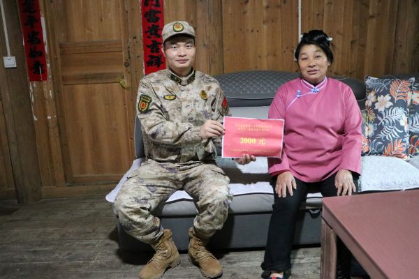 图为  宰便镇走访慰问现场（韦璐  摄）.jpg