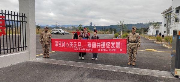 01041767522269866451.jpg 图为 慰问队伍(曾军军 摄).jpg