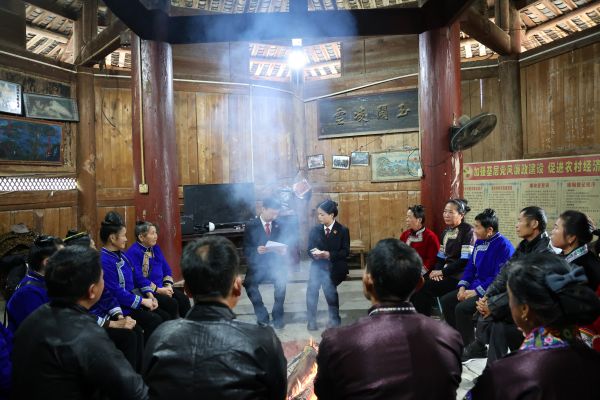 01051767612995513251.jpg 图1:检察干警向村民们详细讲解劳动合同签订、工资支付规定、欠薪维权途径等法律知识.JPG