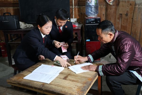 01051767613000582975.jpg 图3:2026年1月4日,在贯洞镇龙图村村委为村民发放被拖欠2年的工资.JPG