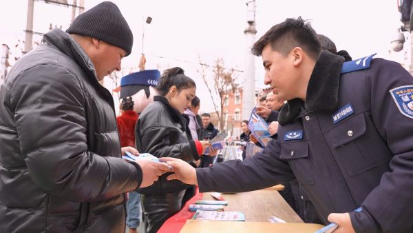刑事侦查大队民警向群众发放普法手册，讲解防盗防诈等刑事犯罪防范知识。敬浩龙摄.jpg