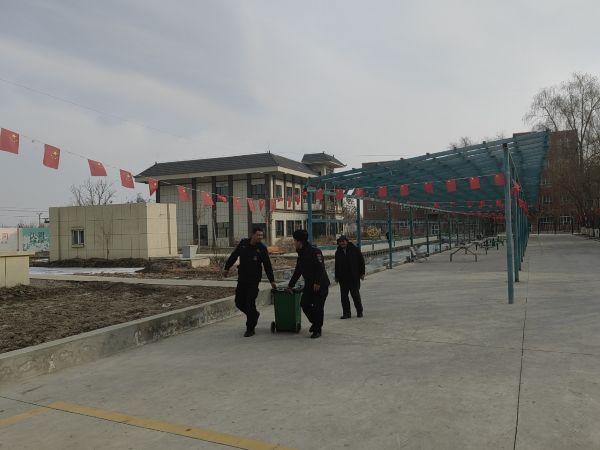 01061767696673919121.jpg 两名民警合力推着绿色垃圾桶,在敬老院的水泥道路上前行。黄雯璐摄.jpg