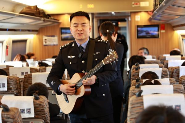 01071767784302848004.jpg 民警将反诈知识编进歌曲进行吉他弹唱—摄影王子铭.jpg