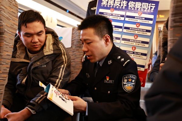 01071767784310314252.jpg 民警向旅客开展法治宣传—摄影王子铭.jpg