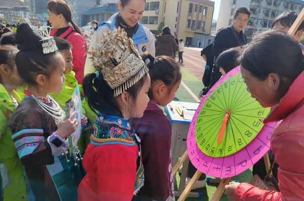 2026年1月7日，贵州省从江县城关第一小学的一年级学生在参加期末趣味闯关活动。 (6).jpg