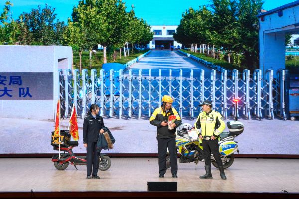 小品《特别的订单》把交警 24 小时守岗的责任与温柔，揉进了家常戏里。.jpg