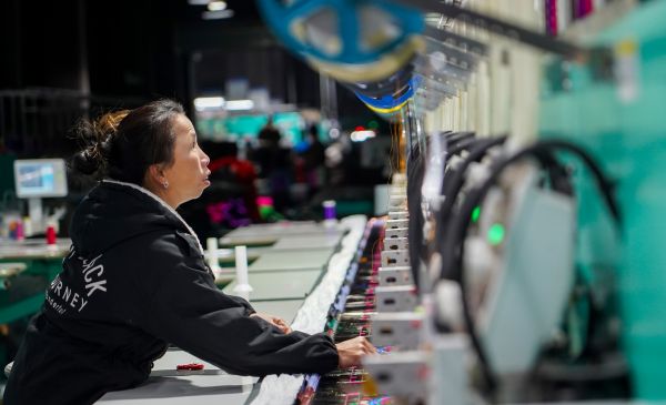 2026年1月9日，在贵州省从江县贯洞镇美娥社区一家刺绣生产车间，工人在赶制刺绣订单产品。 (1).jpg