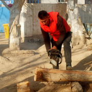 吐木秀克镇曲达村：暖心帮扶办实事 清扫劈柴暖民心