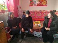 吐木秀克镇曲达村：驻村工作队与村“两委”慰问困难群众老党员