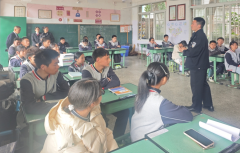 泸县六中：推出反欺凌拒毒实训课