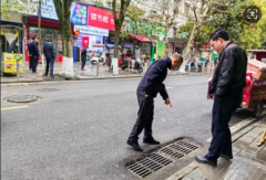 黄平县水务局联合多部门开展抬拉河县城段 沿街商铺污水排放专项检查