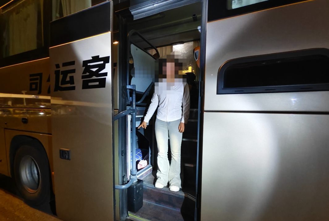 大巴车司机企图协助无户籍女子藏匿逃票，被海安南站派出所当场查获