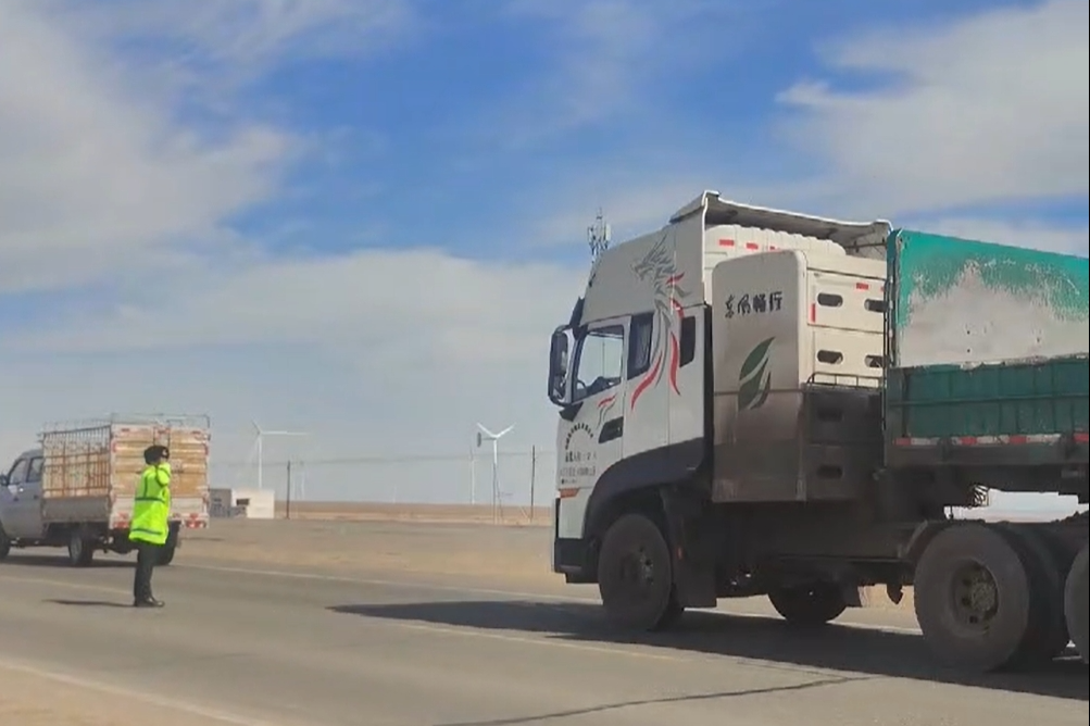 吉木乃执法大队 护航大件运输 守护公路平安 服务地方发展视频